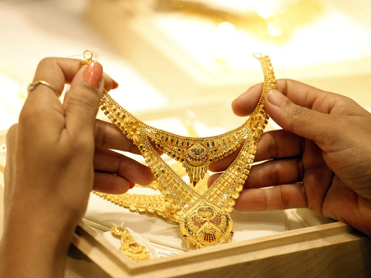 Gold price fell by Rs 400 per tola