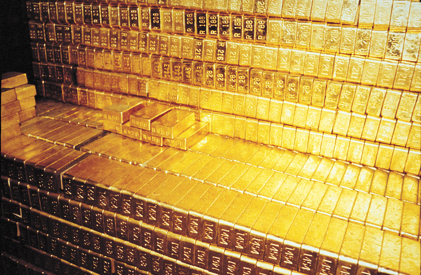Gold and silver prices stabilized on Monday